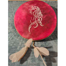 Tobă Samanică, diametrul de 40 cm, din piele de Cerb vopsit, cu cal alb Tobă Samanică, diametrul de 40 cm, din piele de Cerb vopsit, cu cal alb